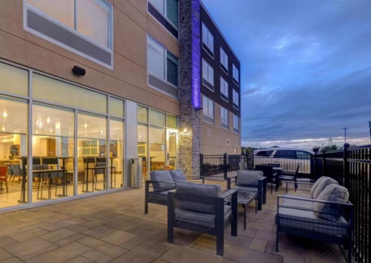 Holiday Inn Express & Suites - Detroit - Dearborn By Ihg Bagian luar foto